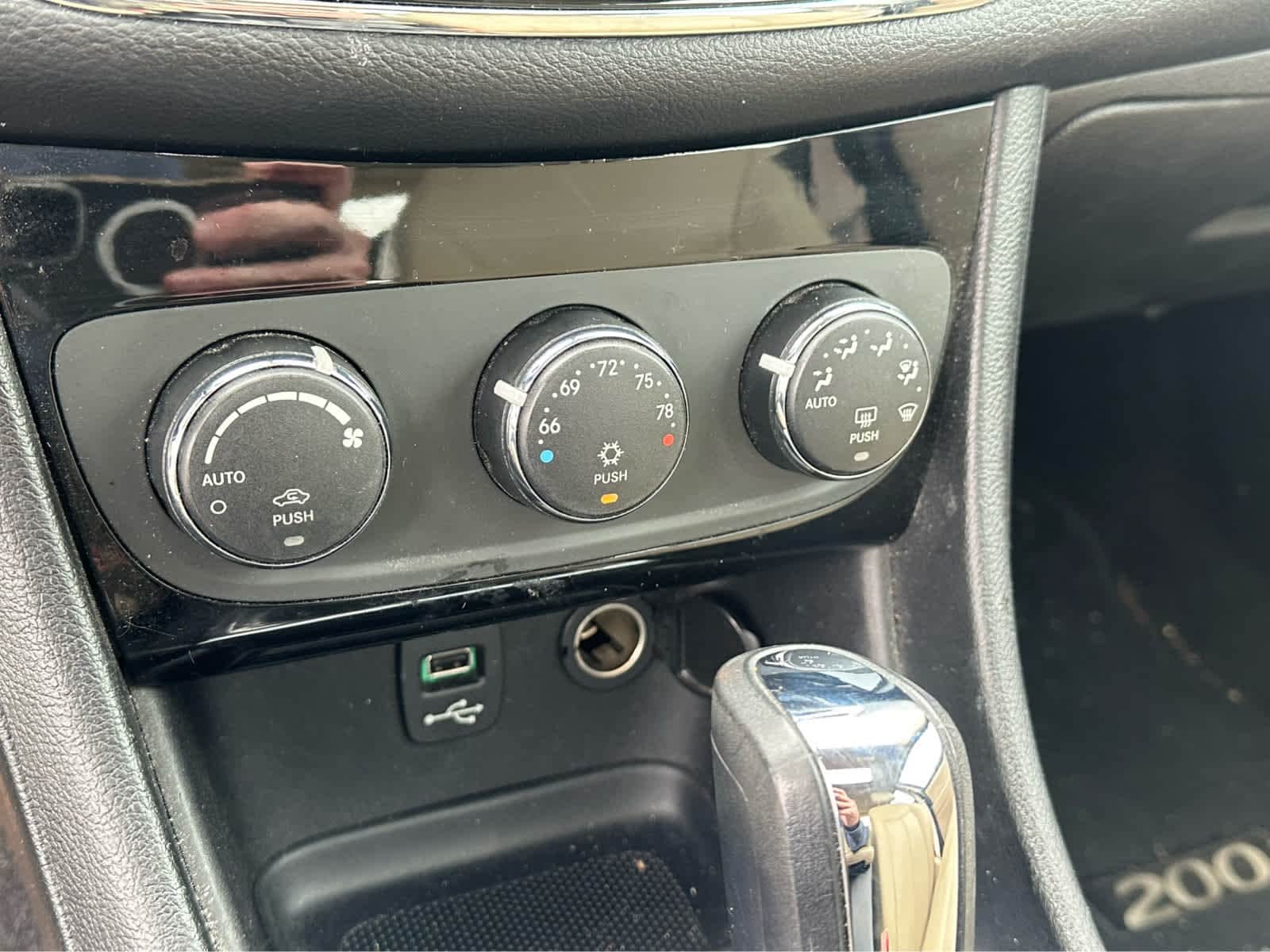 Thumbnail: 2012 Chrysler 200 - 14