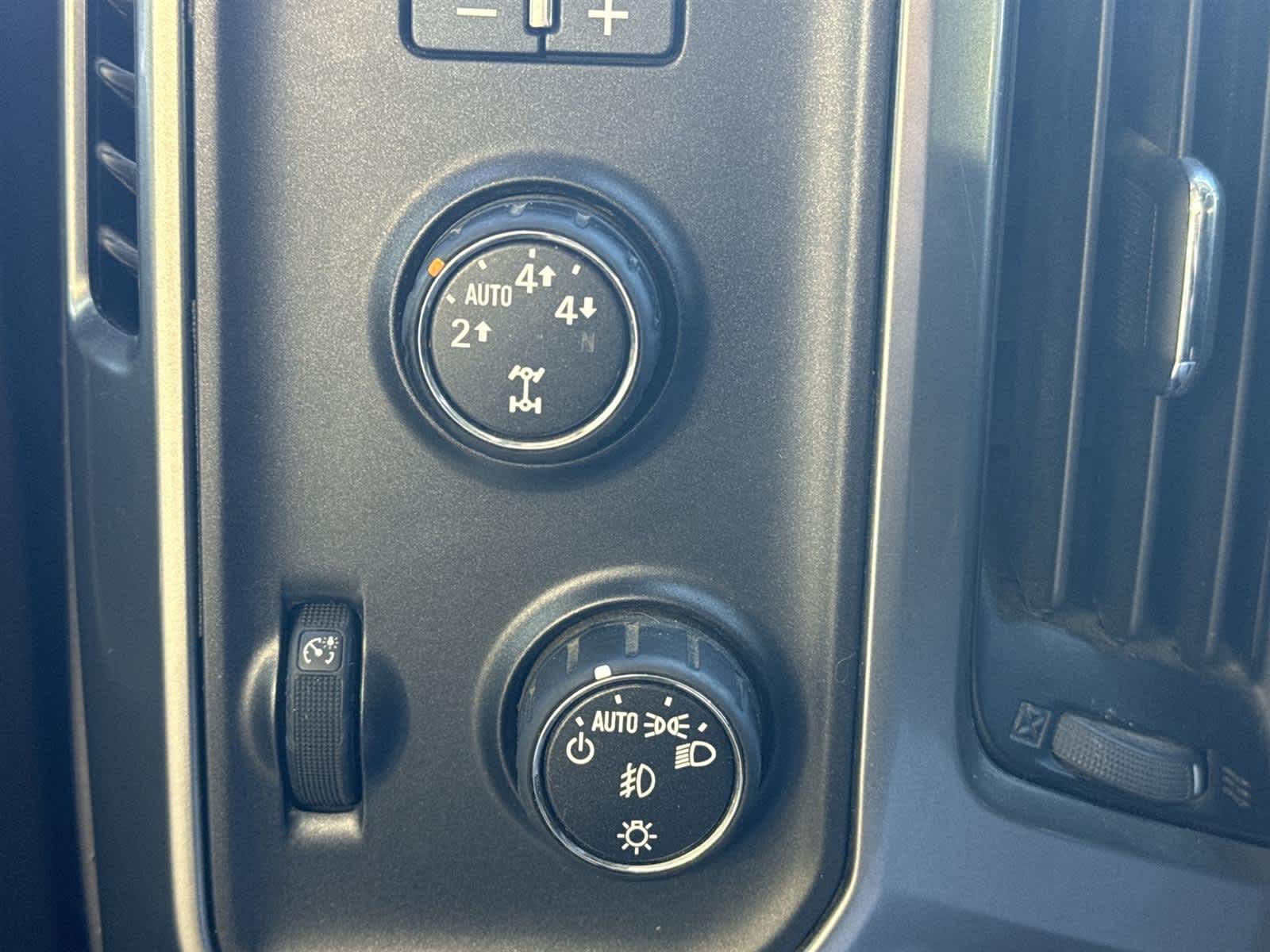 Thumbnail: 2015 Chevrolet Silverado 1500 - 24