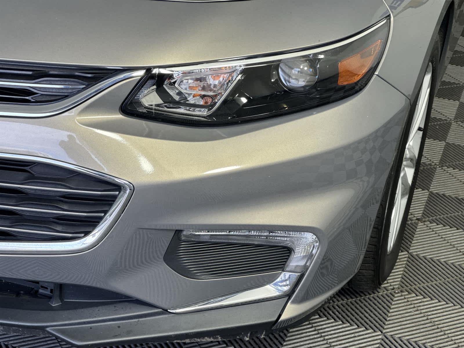 Thumbnail: 2017 Chevrolet Malibu - 9