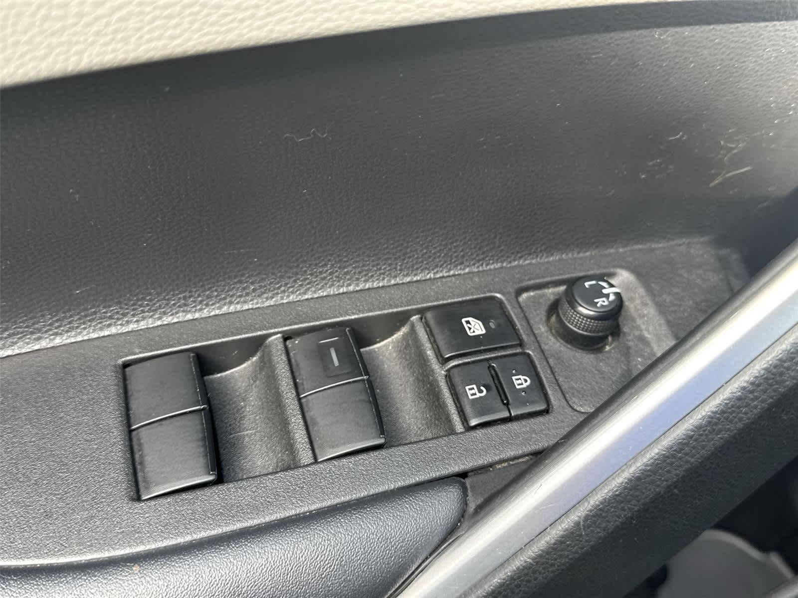 Thumbnail: 2022 Toyota Corolla Cross - 21