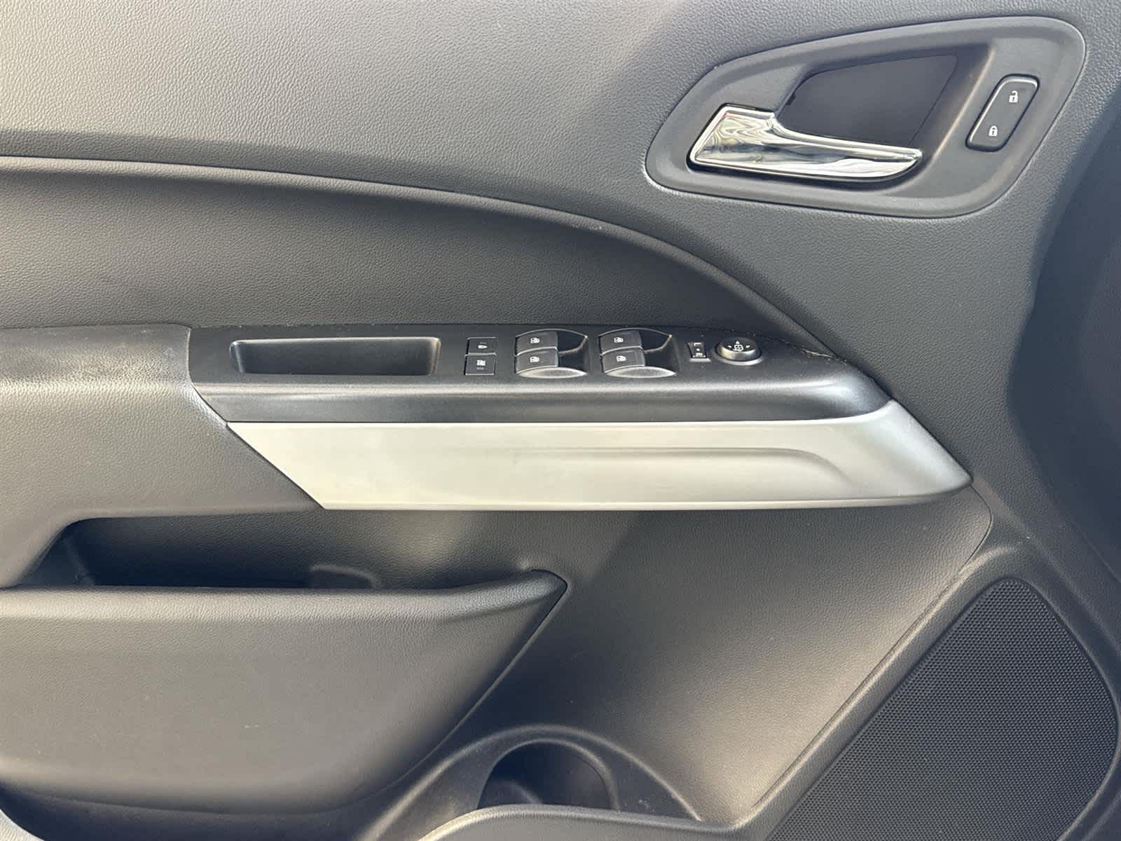 Thumbnail: 2022 Chevrolet Colorado - 21