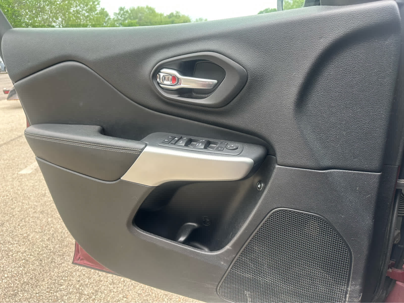 Thumbnail: 2018 Jeep Cherokee - 18