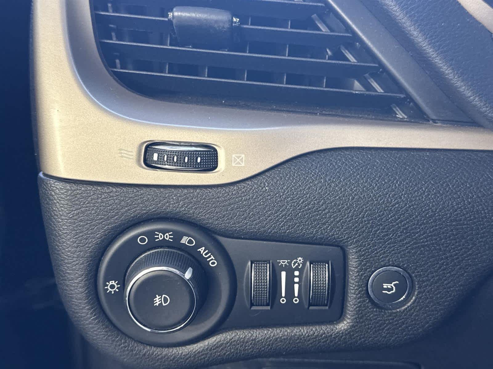 Thumbnail: 2018 Jeep Cherokee - 22