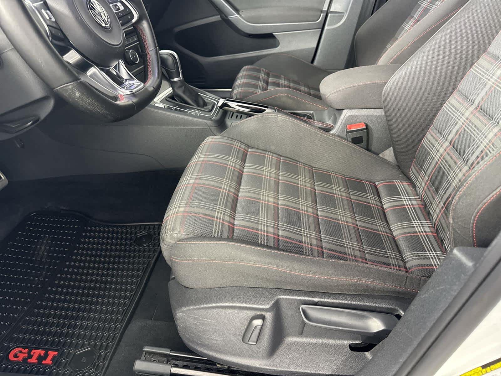 Thumbnail: 2017 Volkswagen Golf - 10