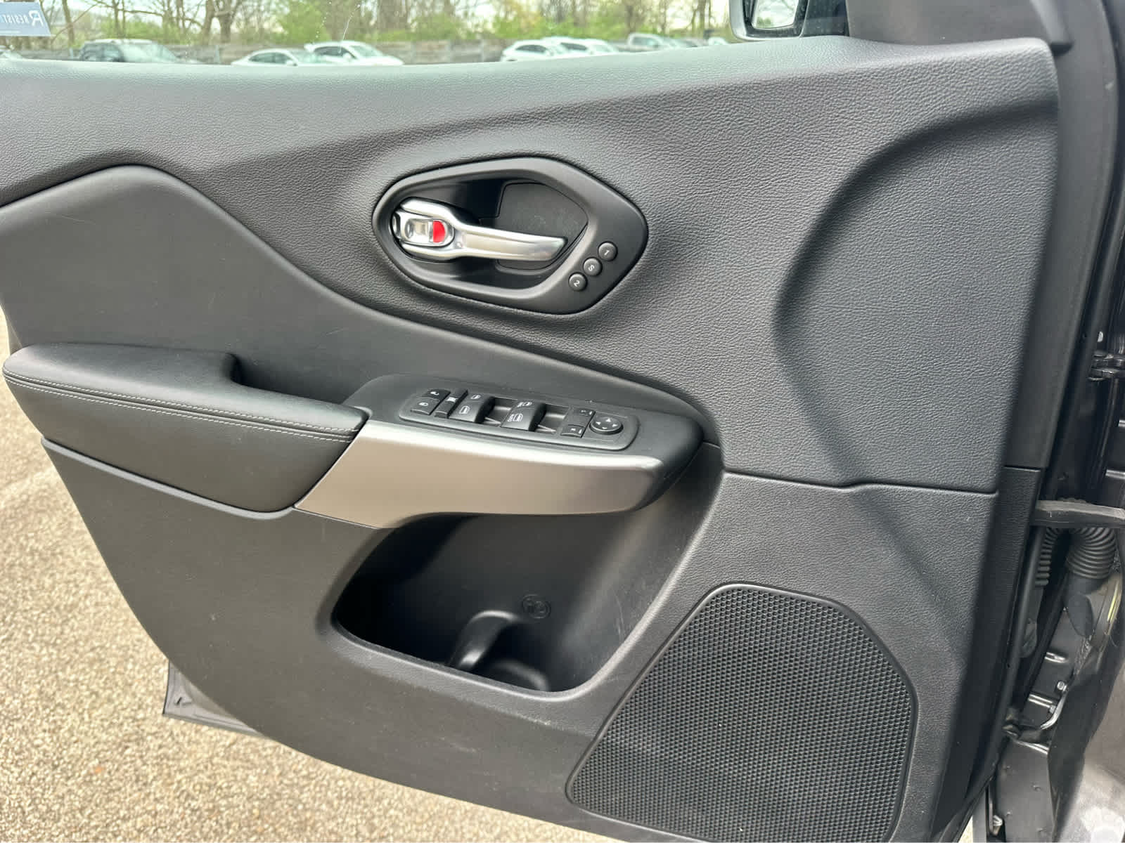 Thumbnail: 2022 Jeep Cherokee - 21