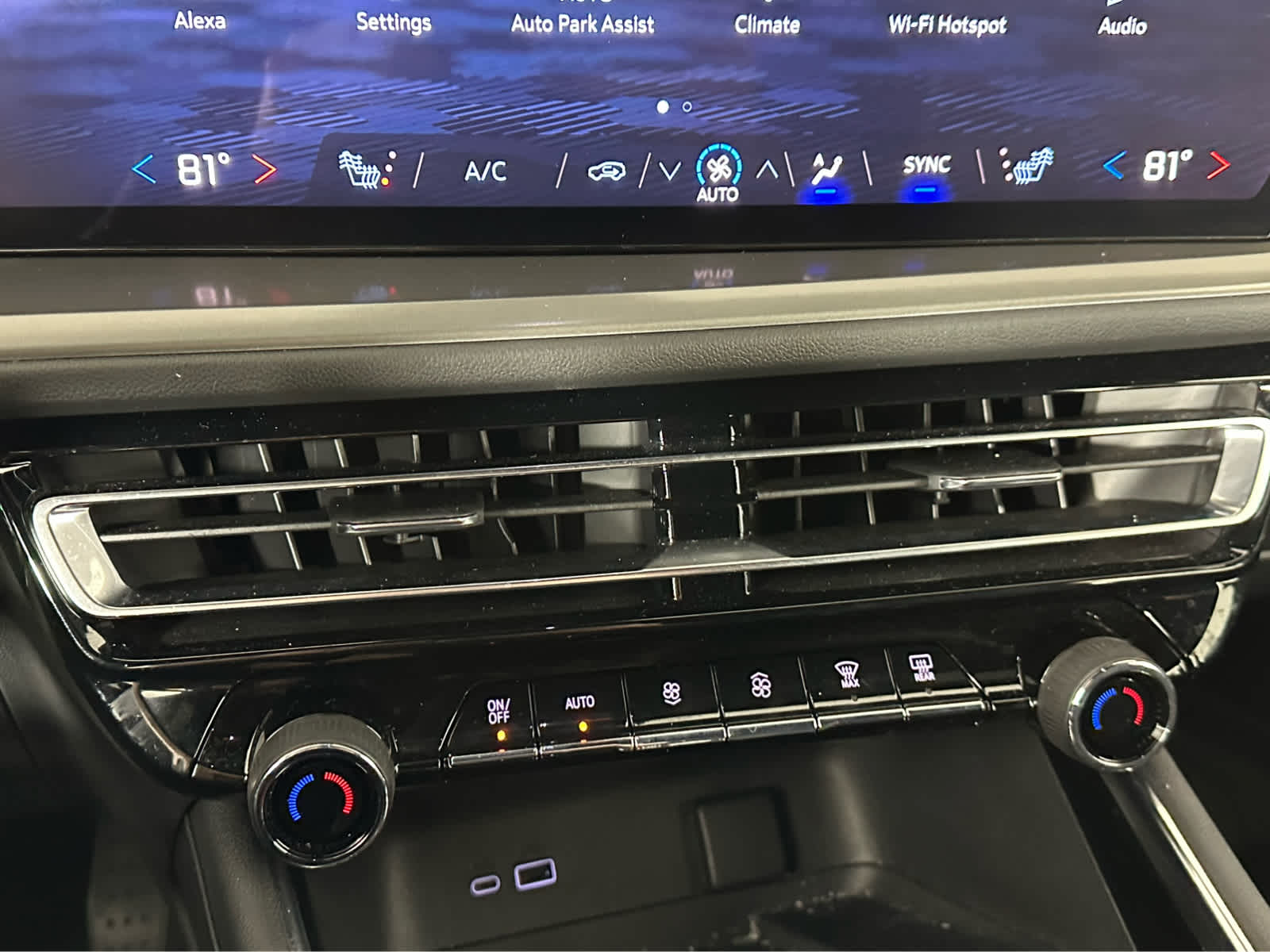 Thumbnail: 2024 Chevrolet Traverse - 14