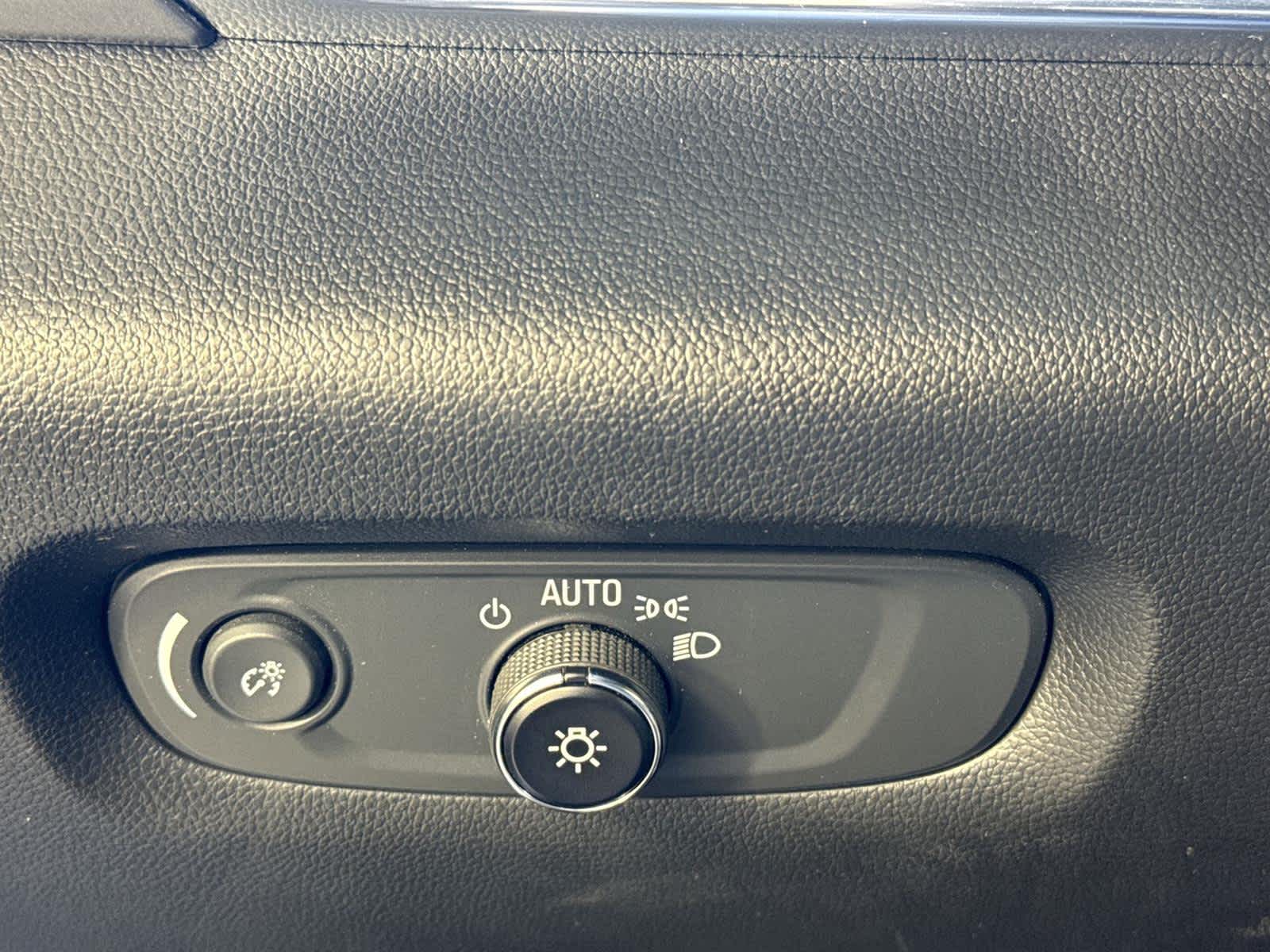 Thumbnail: 2023 Chevrolet Traverse - 25