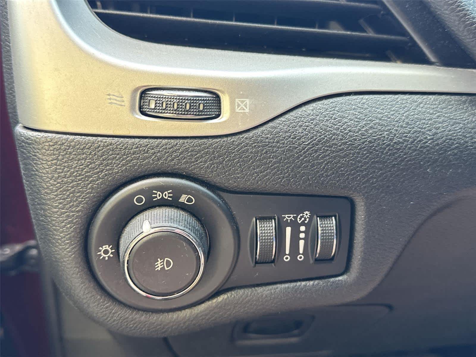 Thumbnail: 2014 Jeep Cherokee - 21