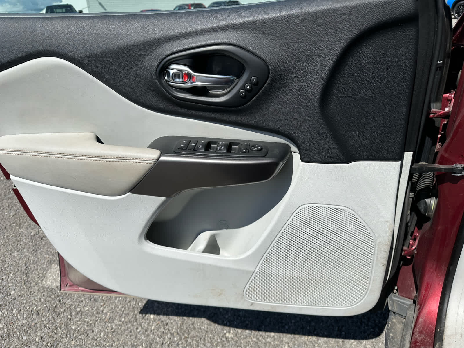 Thumbnail: 2019 Jeep Cherokee - 17
