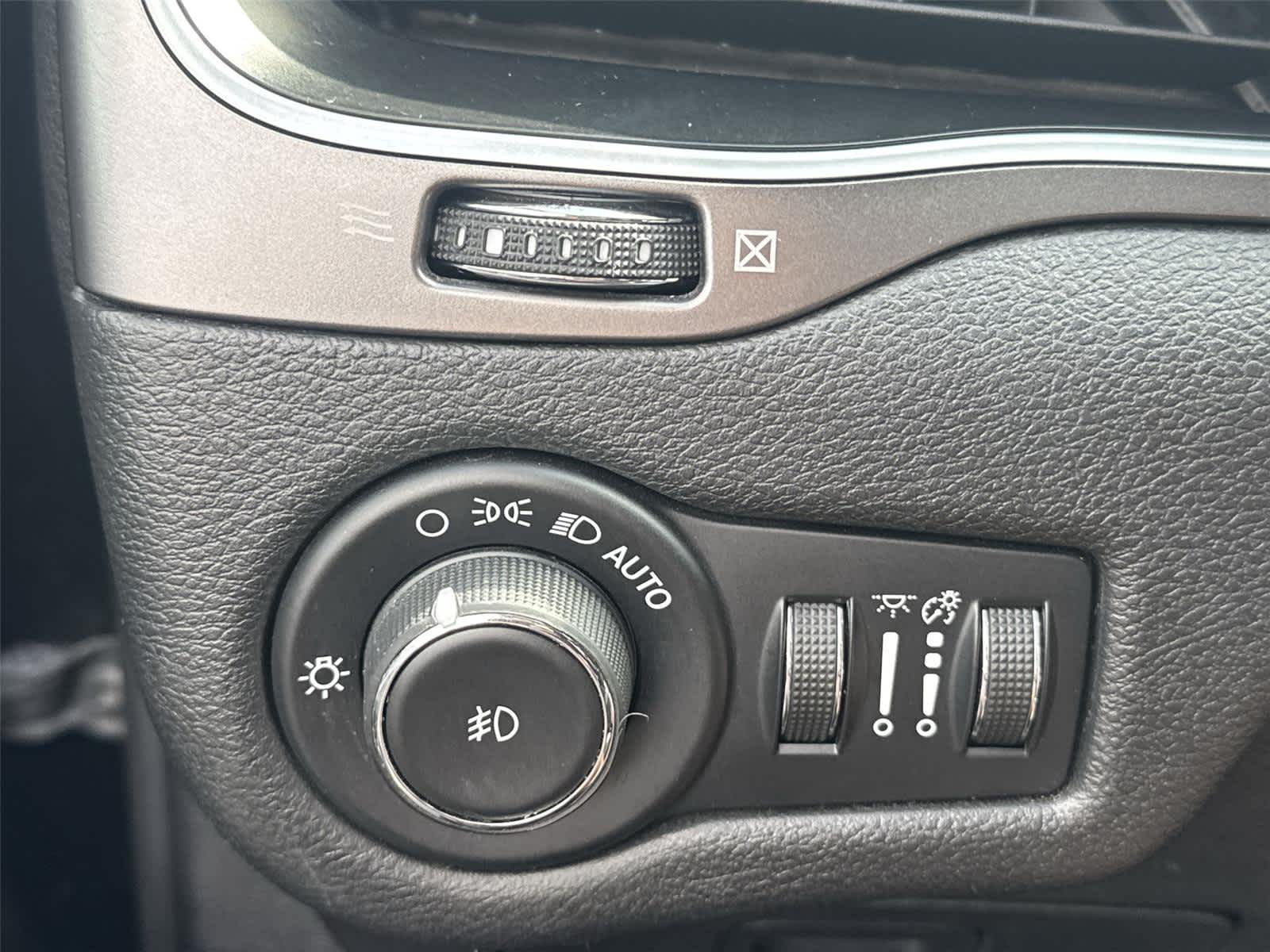 Thumbnail: 2019 Jeep Cherokee - 22