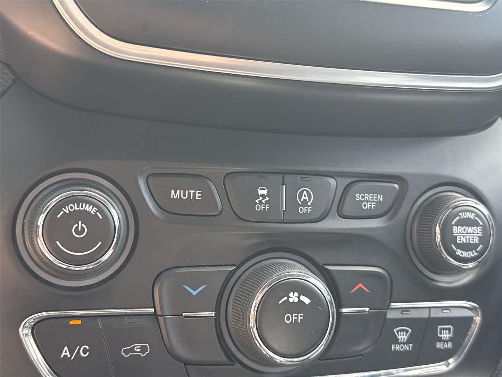 Thumbnail: 2019 Jeep Cherokee - 18