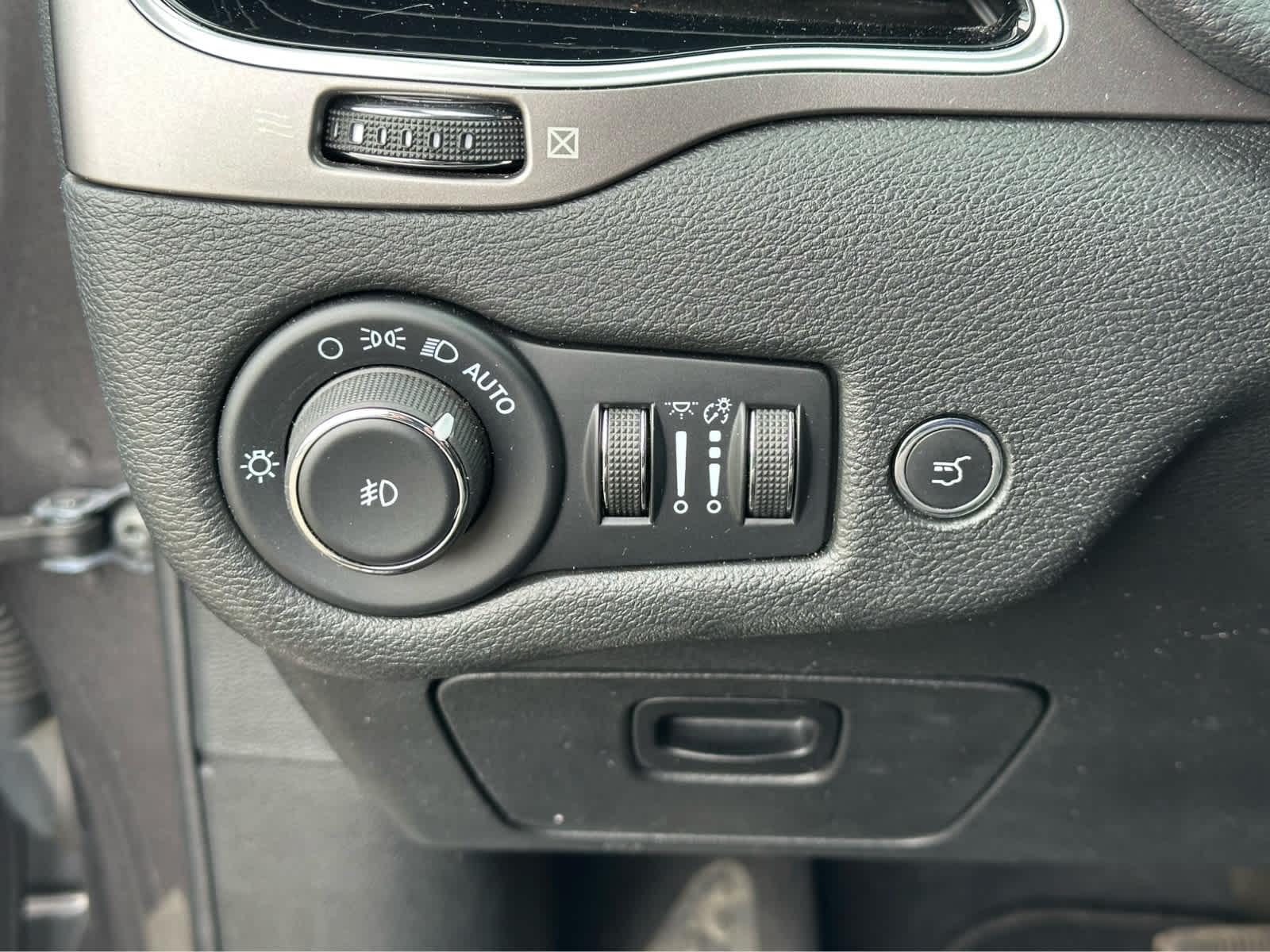 Thumbnail: 2022 Jeep Cherokee - 19