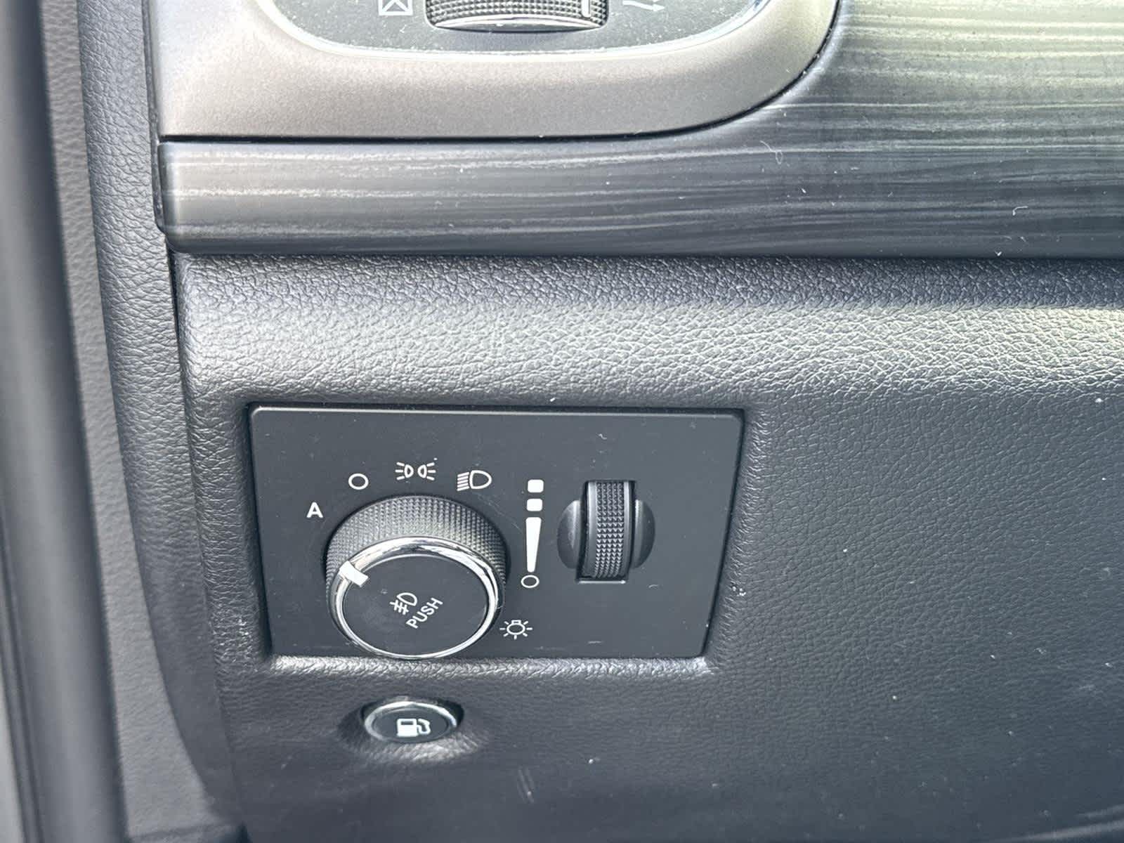 Thumbnail: 2020 Jeep Grand Cherokee - 24