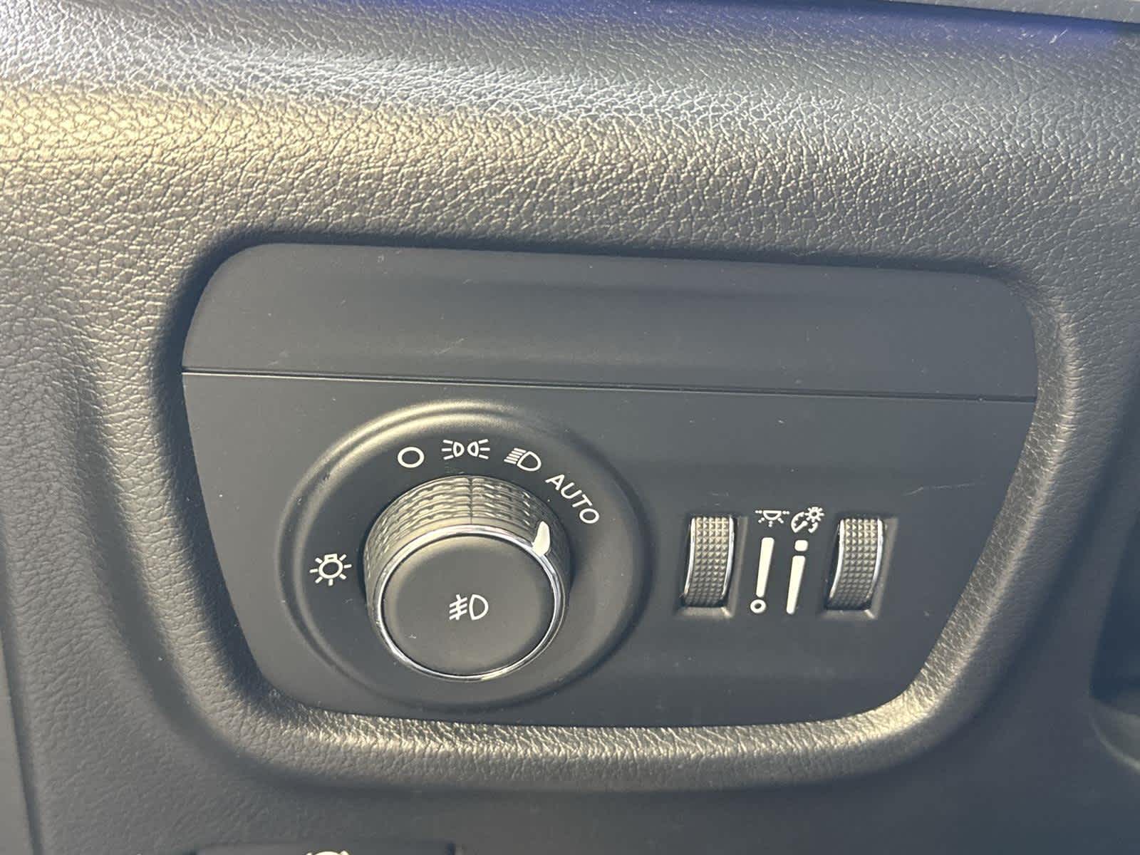 Thumbnail: 2022 Jeep Grand Cherokee - 25