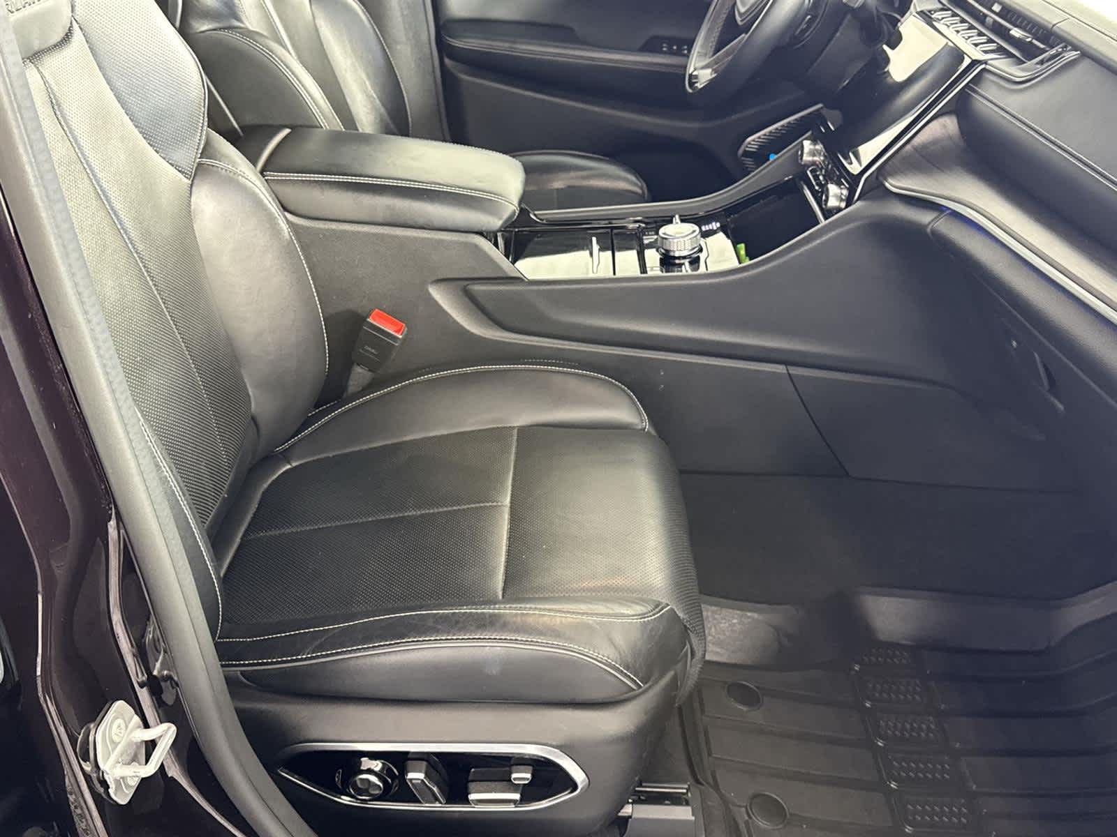 Thumbnail: 2022 Jeep Grand Cherokee - 17