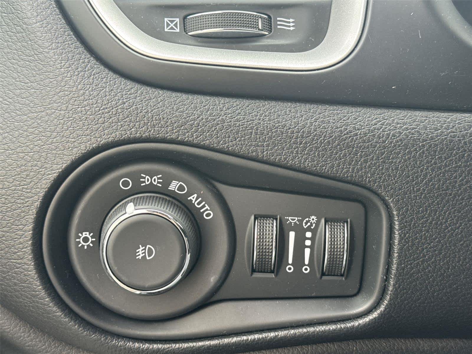 Thumbnail: 2020 Jeep Renegade - 24