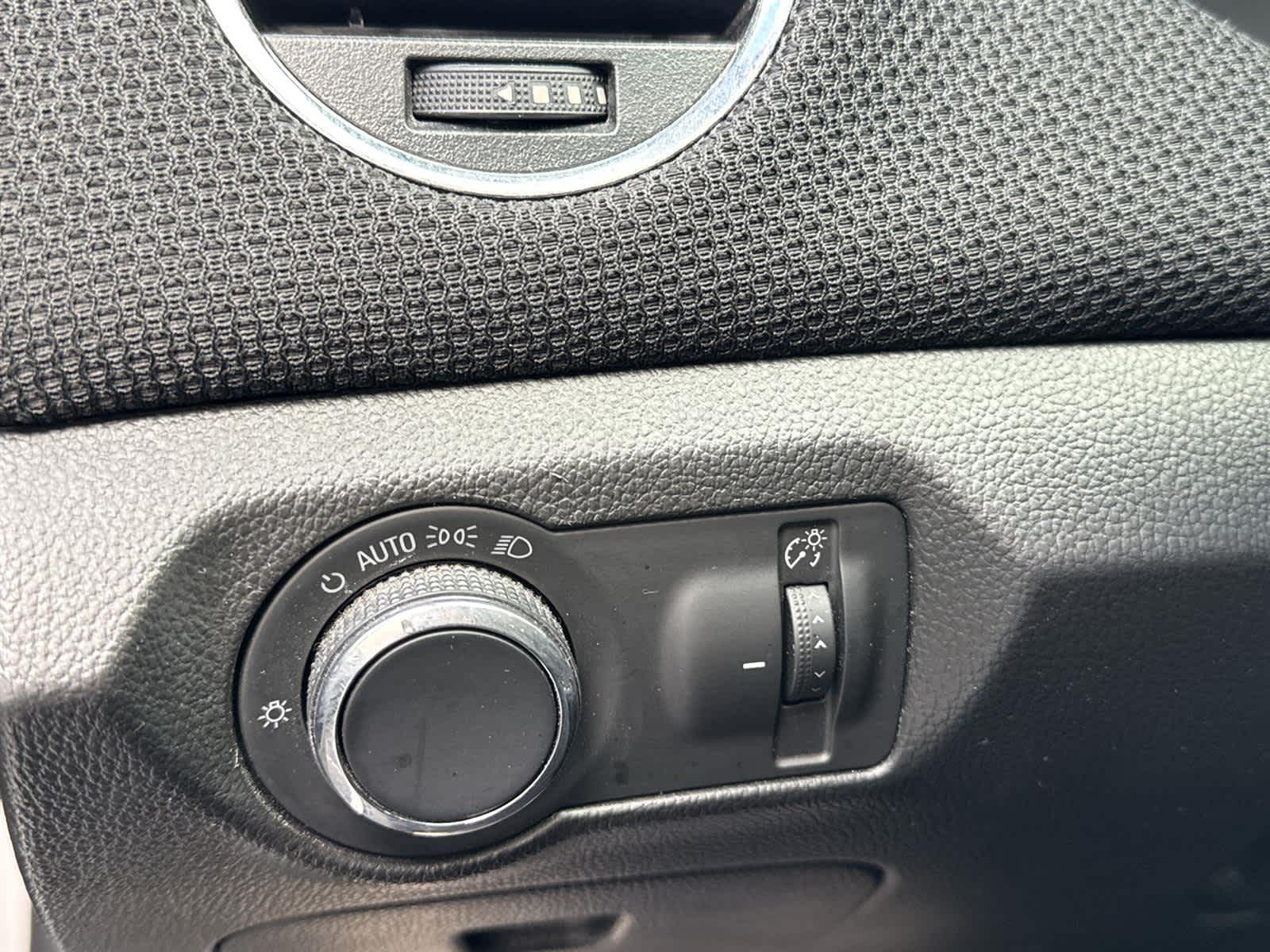 Thumbnail: 2015 Chevrolet Cruze - 23