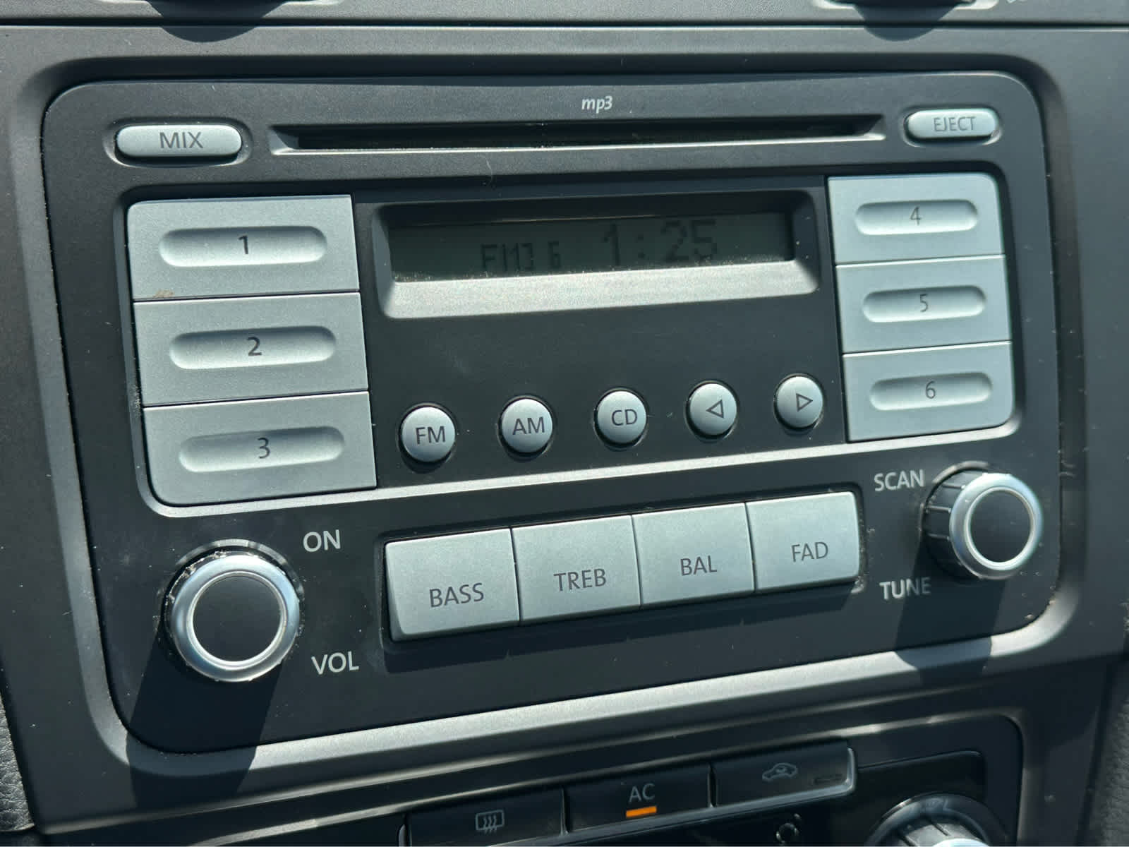 Thumbnail: 2010 Volkswagen Golf - 15