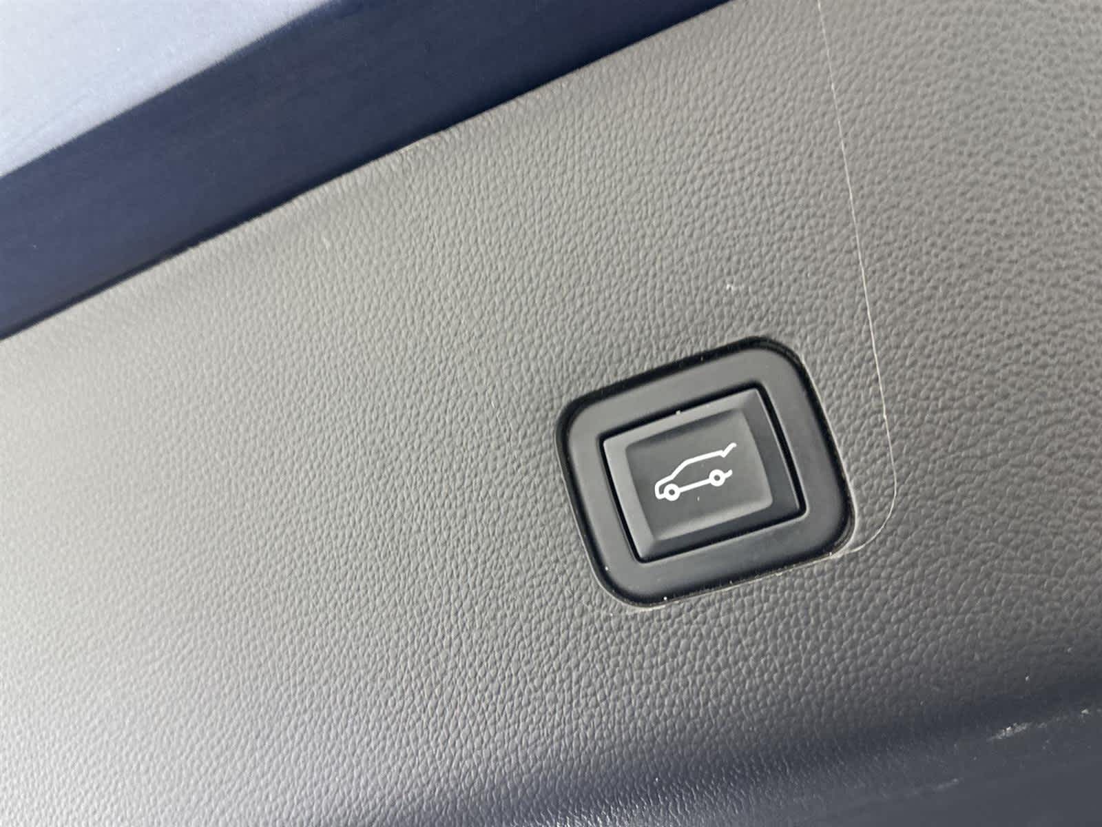 Thumbnail: 2023 Chevrolet Traverse - 16