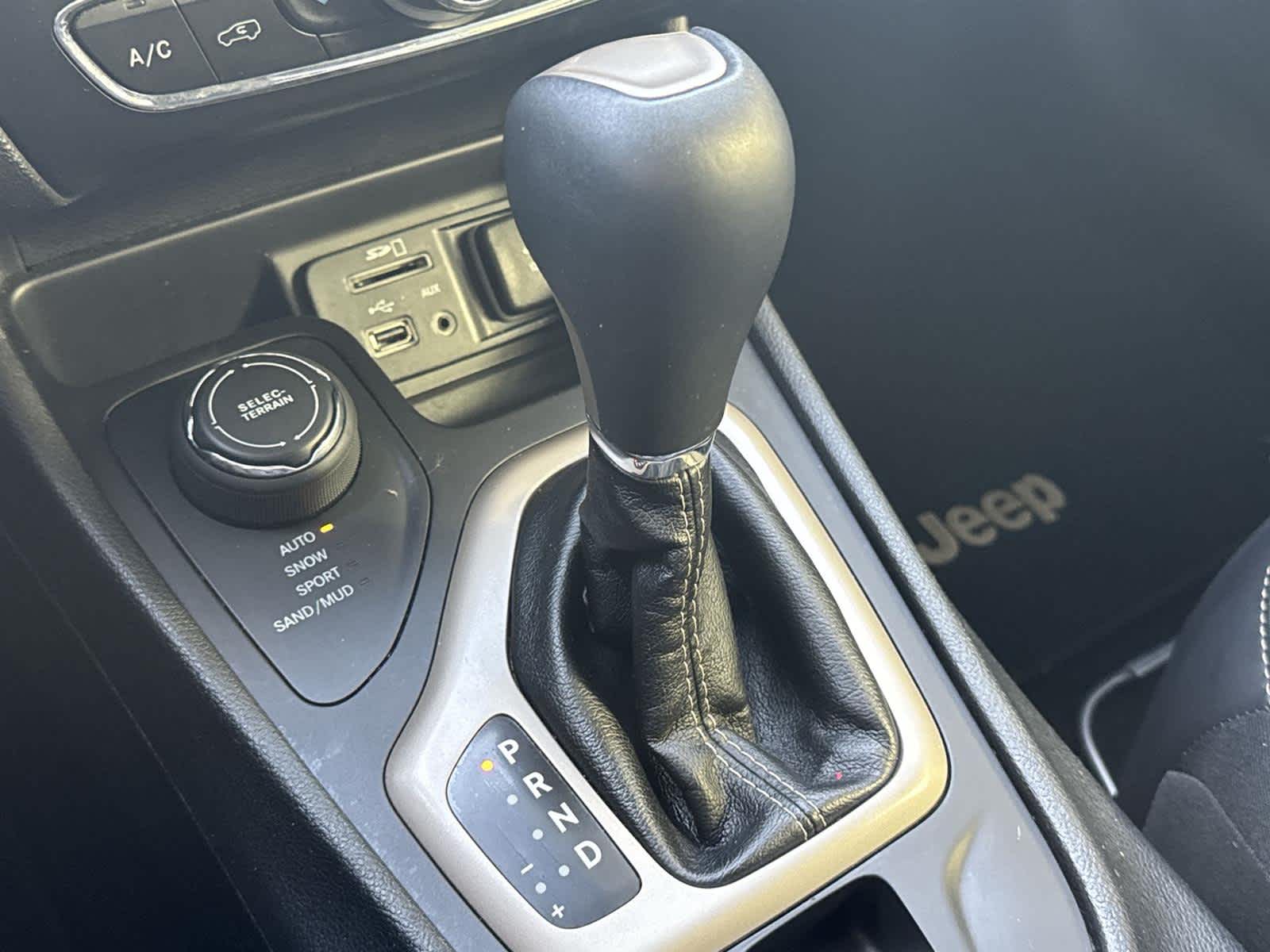 Thumbnail: 2018 Jeep Cherokee - 19