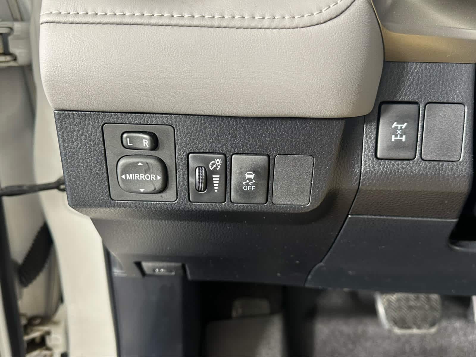 Thumbnail: 2013 Toyota RAV4 - 18