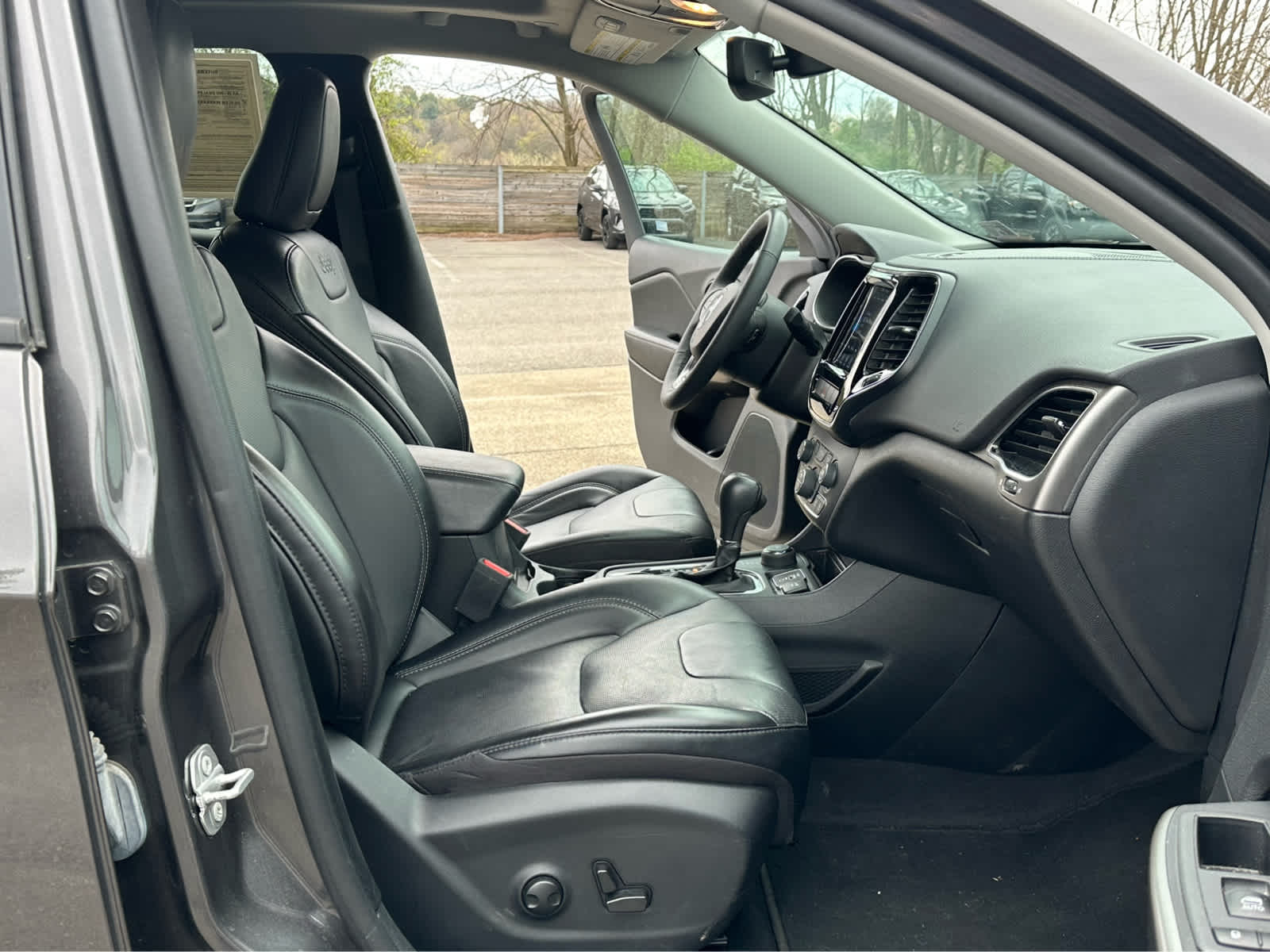 Thumbnail: 2022 Jeep Cherokee - 22