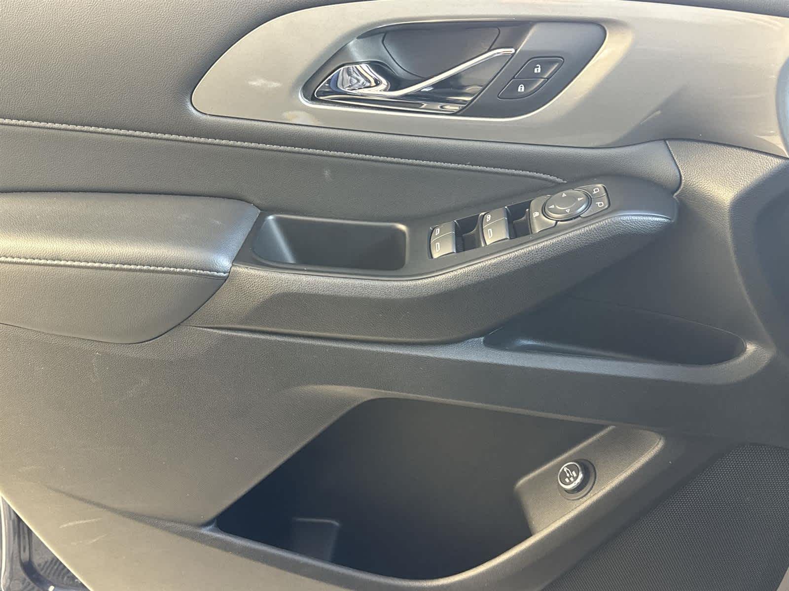 Thumbnail: 2023 Chevrolet Traverse - 25