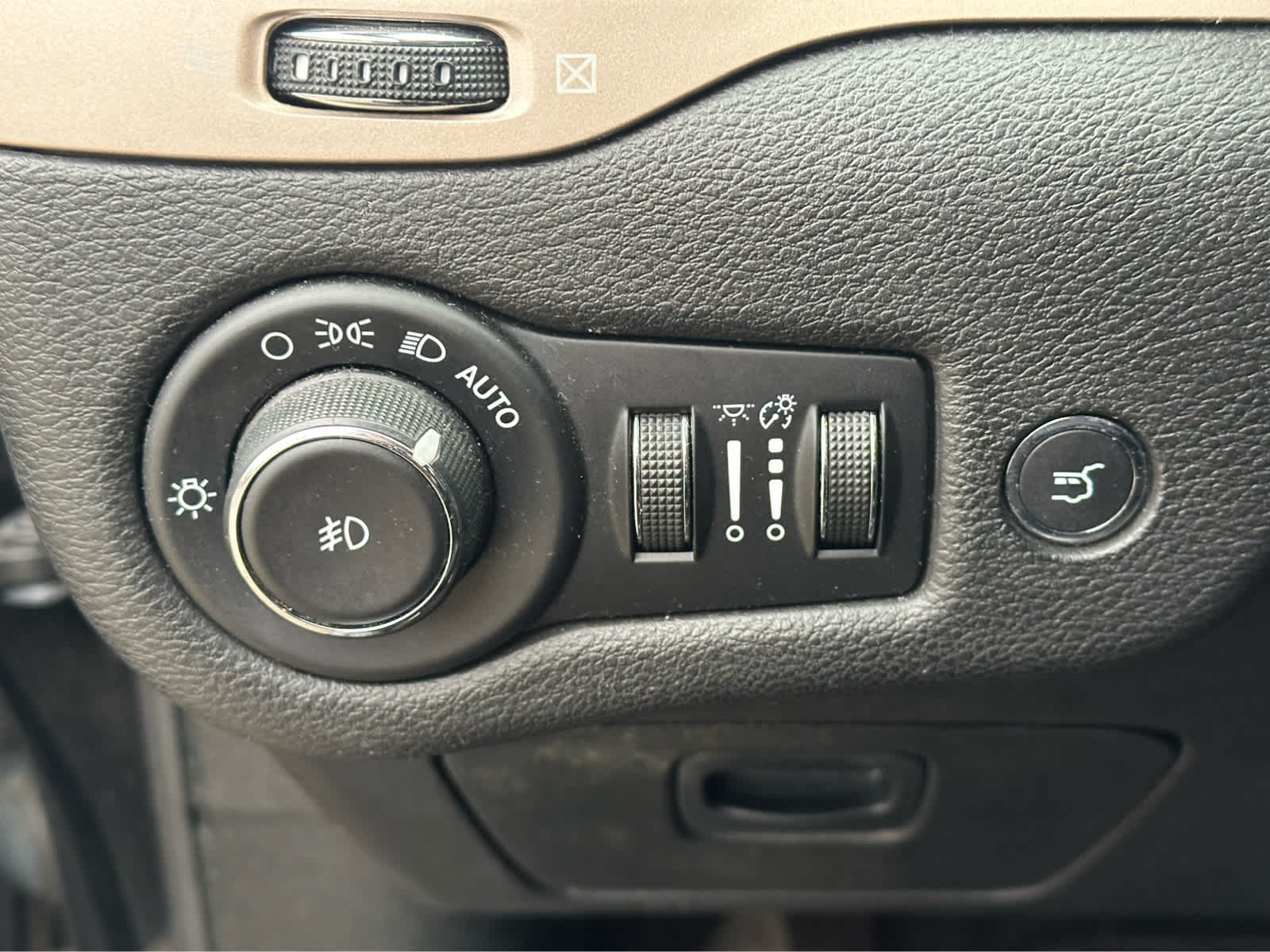 Thumbnail: 2018 Jeep Cherokee - 17