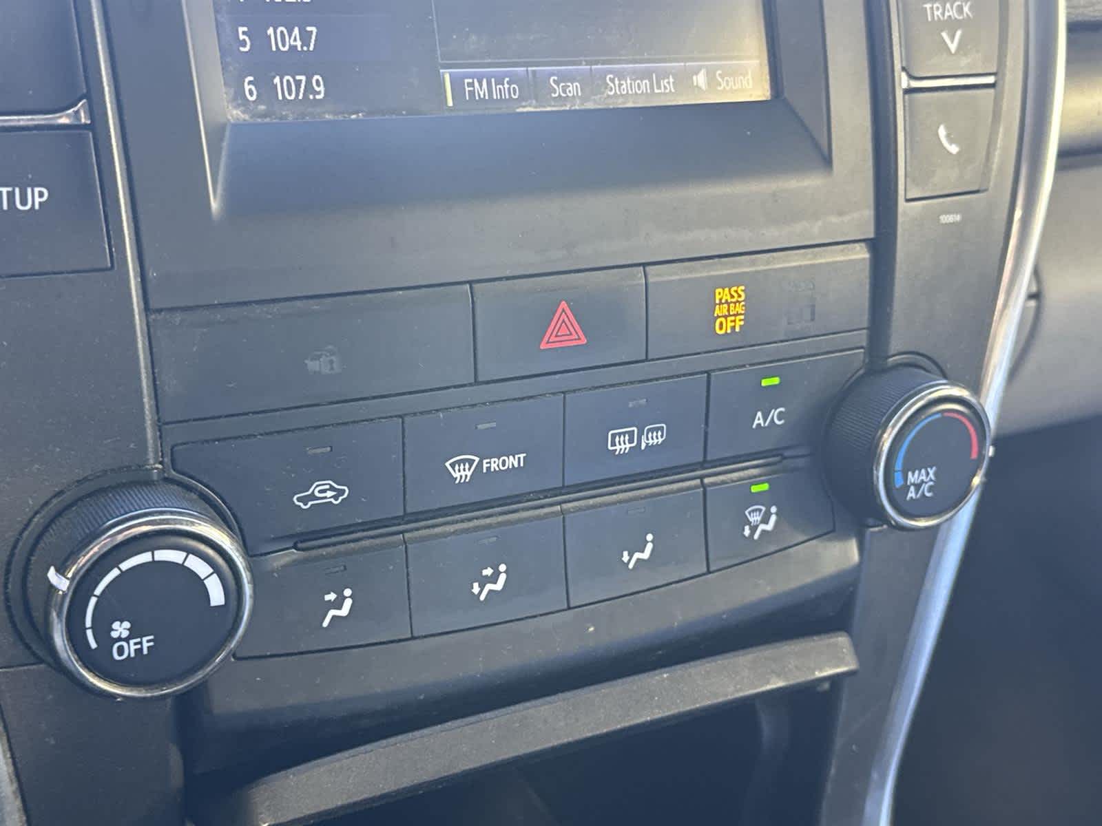 Thumbnail: 2016 Toyota Camry - 18