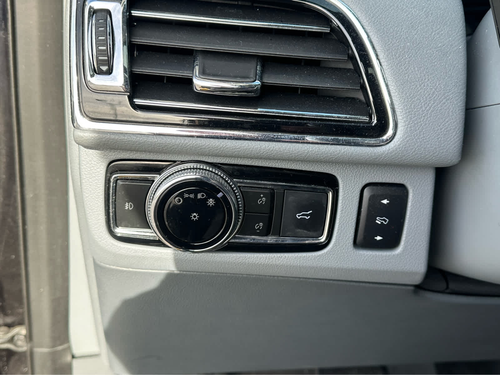 Thumbnail: 2019 Lincoln Navigator - 18