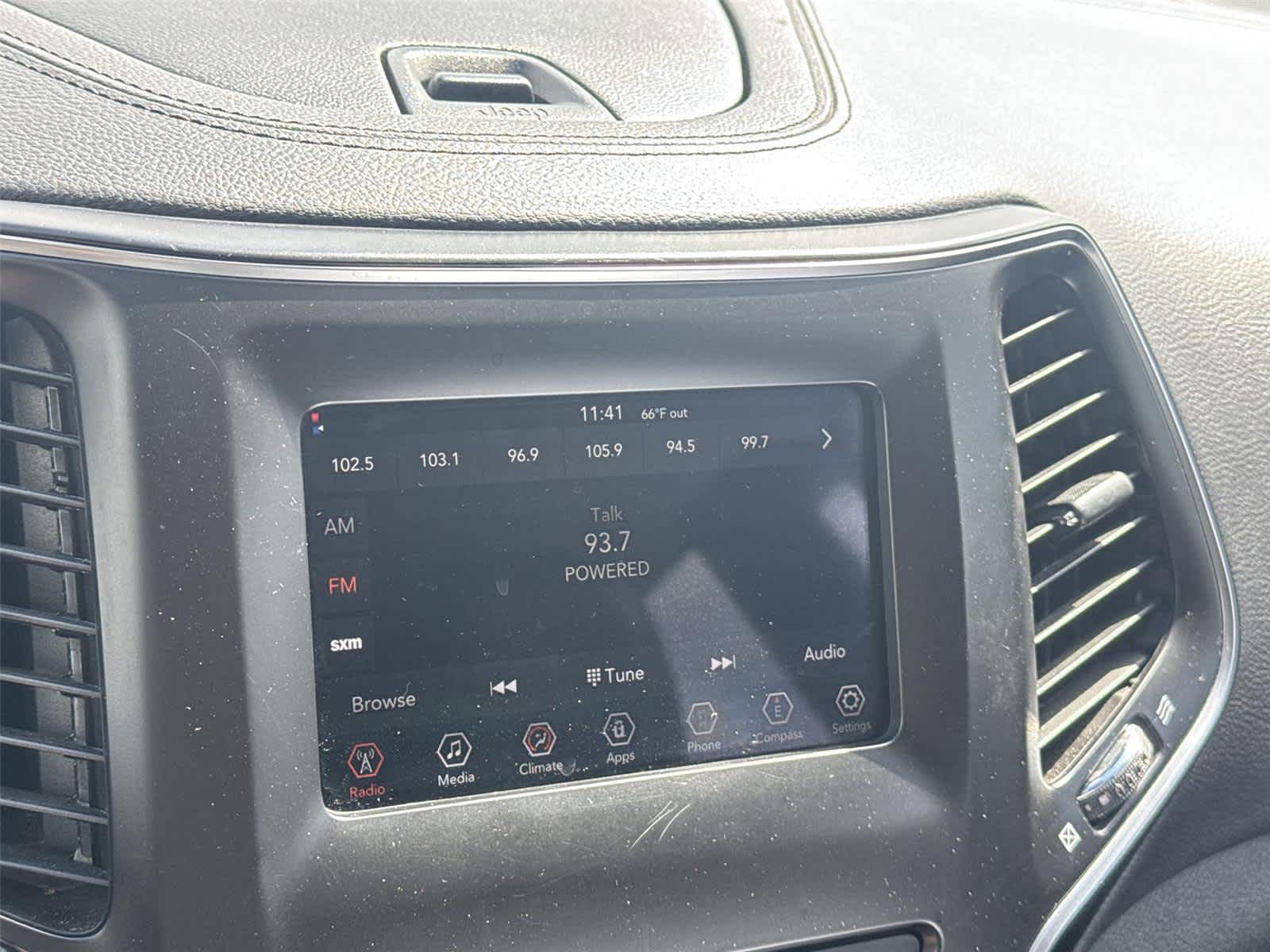 Thumbnail: 2019 Jeep Cherokee - 16