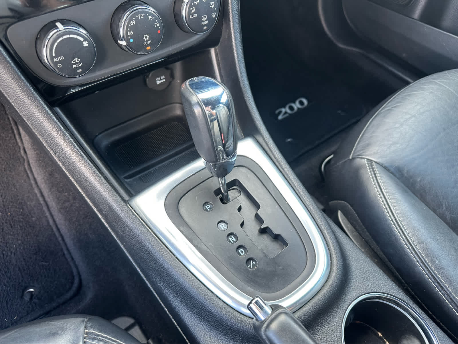 Thumbnail: 2013 Chrysler 200 - 14