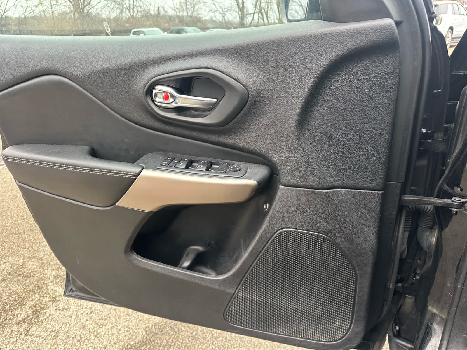 Thumbnail: 2018 Jeep Cherokee - 18