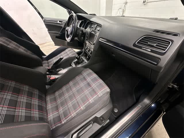 Thumbnail: 2017 Volkswagen Golf - 18