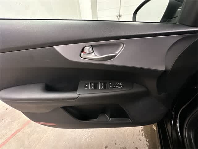 Thumbnail: 2022 Kia Forte - 15