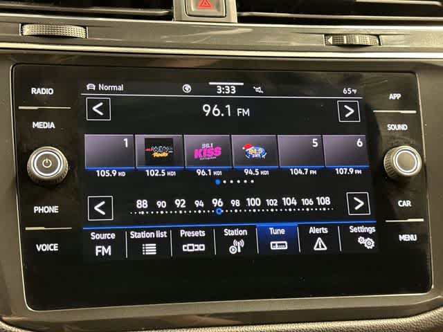 Thumbnail: 2023 Volkswagen Tiguan - 11