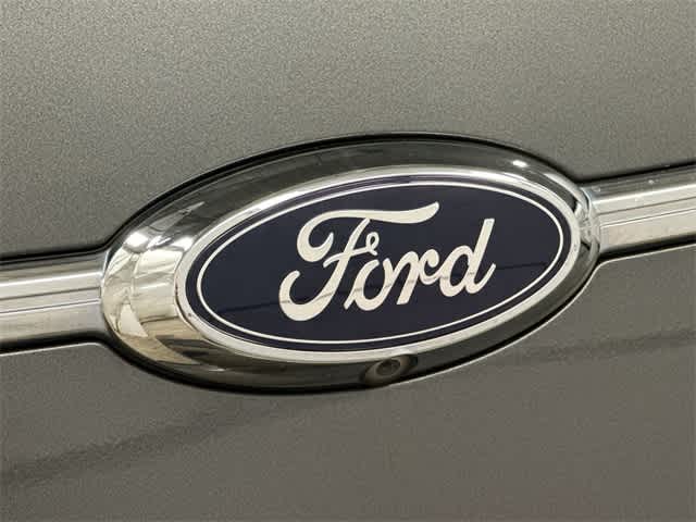 2015 Ford Taurus SE 24