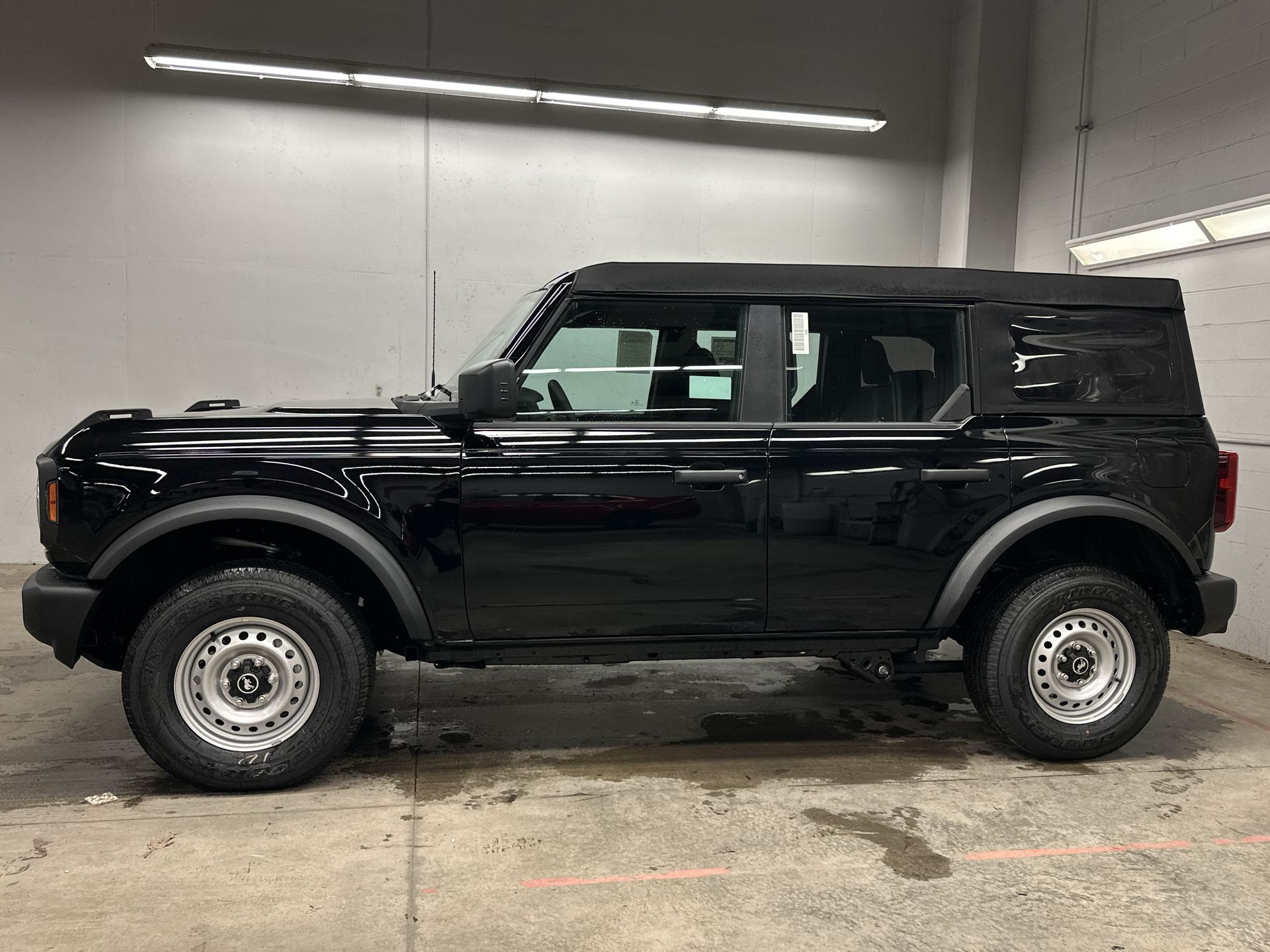 2025 Ford Bronco Base photo 2
