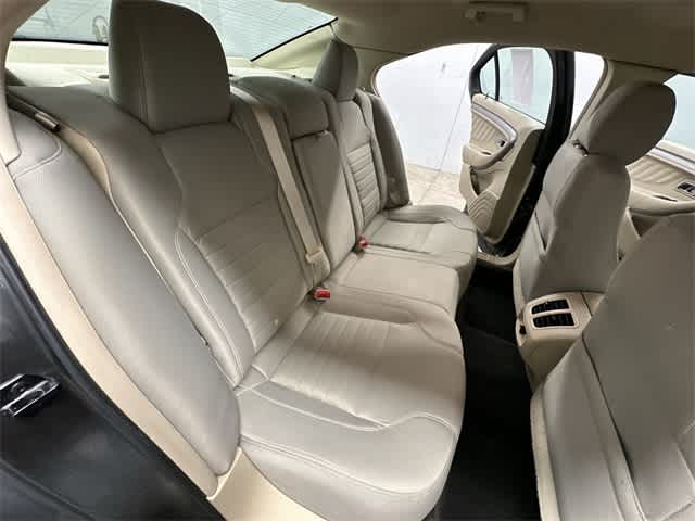 2015 Ford Taurus SE 21