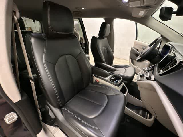 Thumbnail: 2023 Chrysler Pacifica - 21