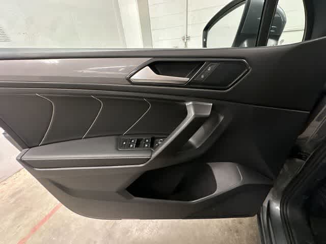 Thumbnail: 2023 Volkswagen Tiguan - 18