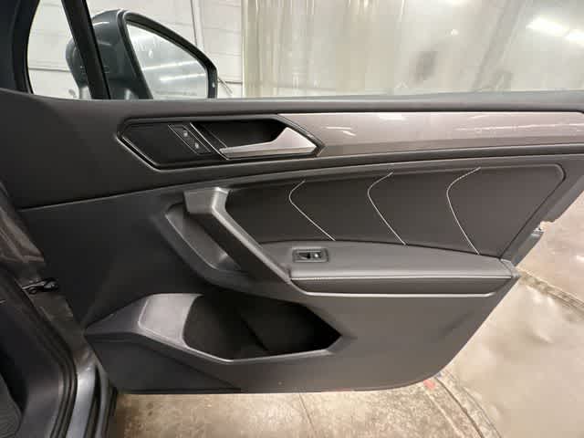 Thumbnail: 2023 Volkswagen Tiguan - 23