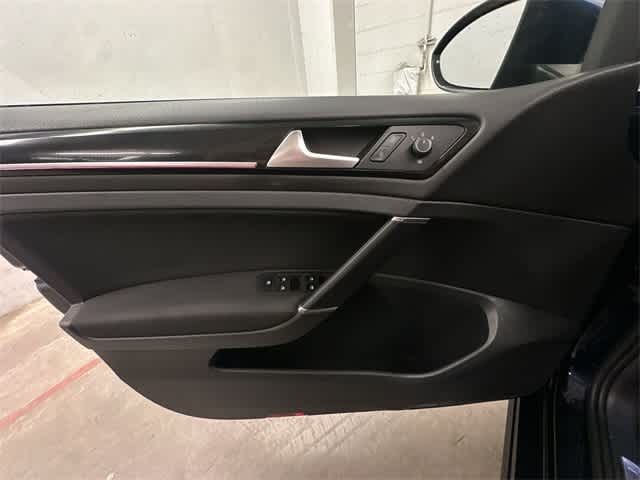 Thumbnail: 2017 Volkswagen Golf - 15