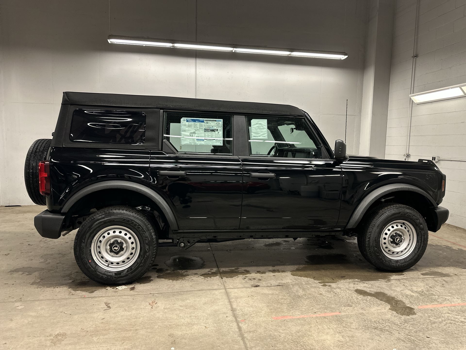 2025 Ford Bronco Base photo 3
