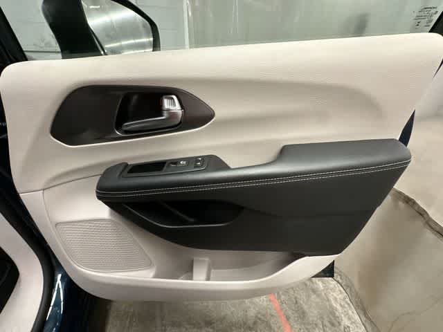 Thumbnail: 2023 Chrysler Pacifica - 22