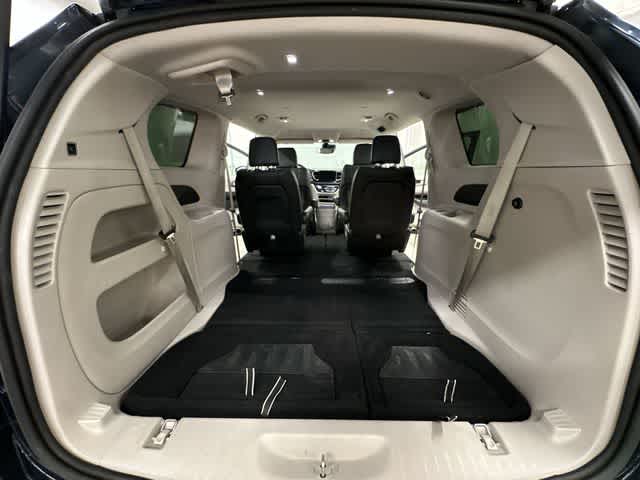Thumbnail: 2023 Chrysler Pacifica - 24