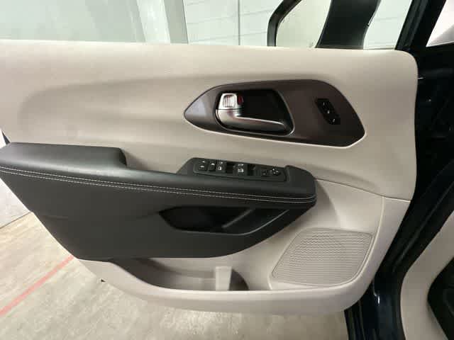 Thumbnail: 2023 Chrysler Pacifica - 17