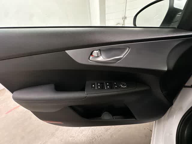 Thumbnail: 2022 Kia Forte - 15