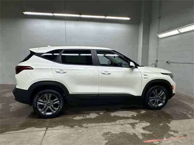 Thumbnail: 2023 Kia Seltos - 3