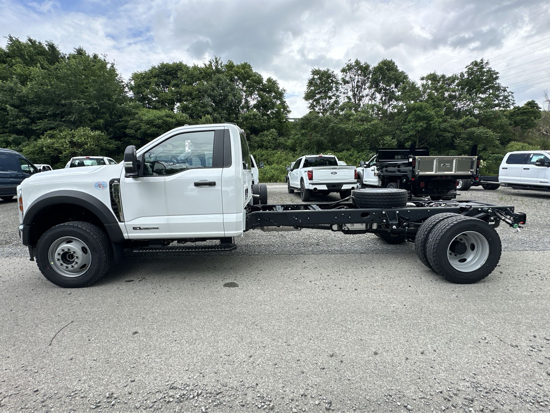 2025 Ford F-600 photo 2